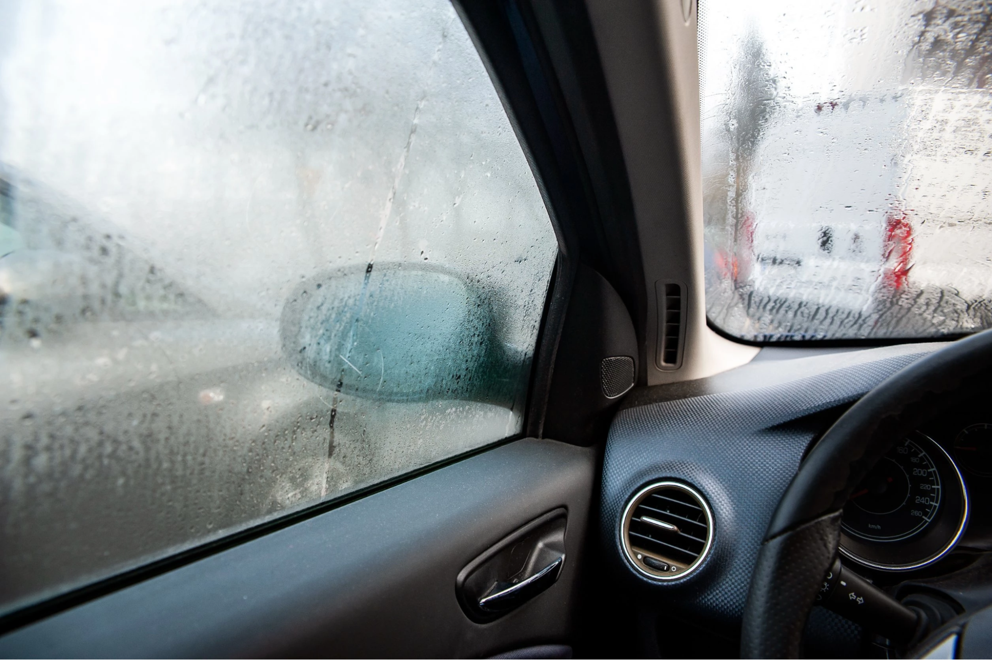 Машине почему е. Запотевшие стекла в машине. Запотевание окон в автомобиле. Запотевшее окно в машине. Окно машины.