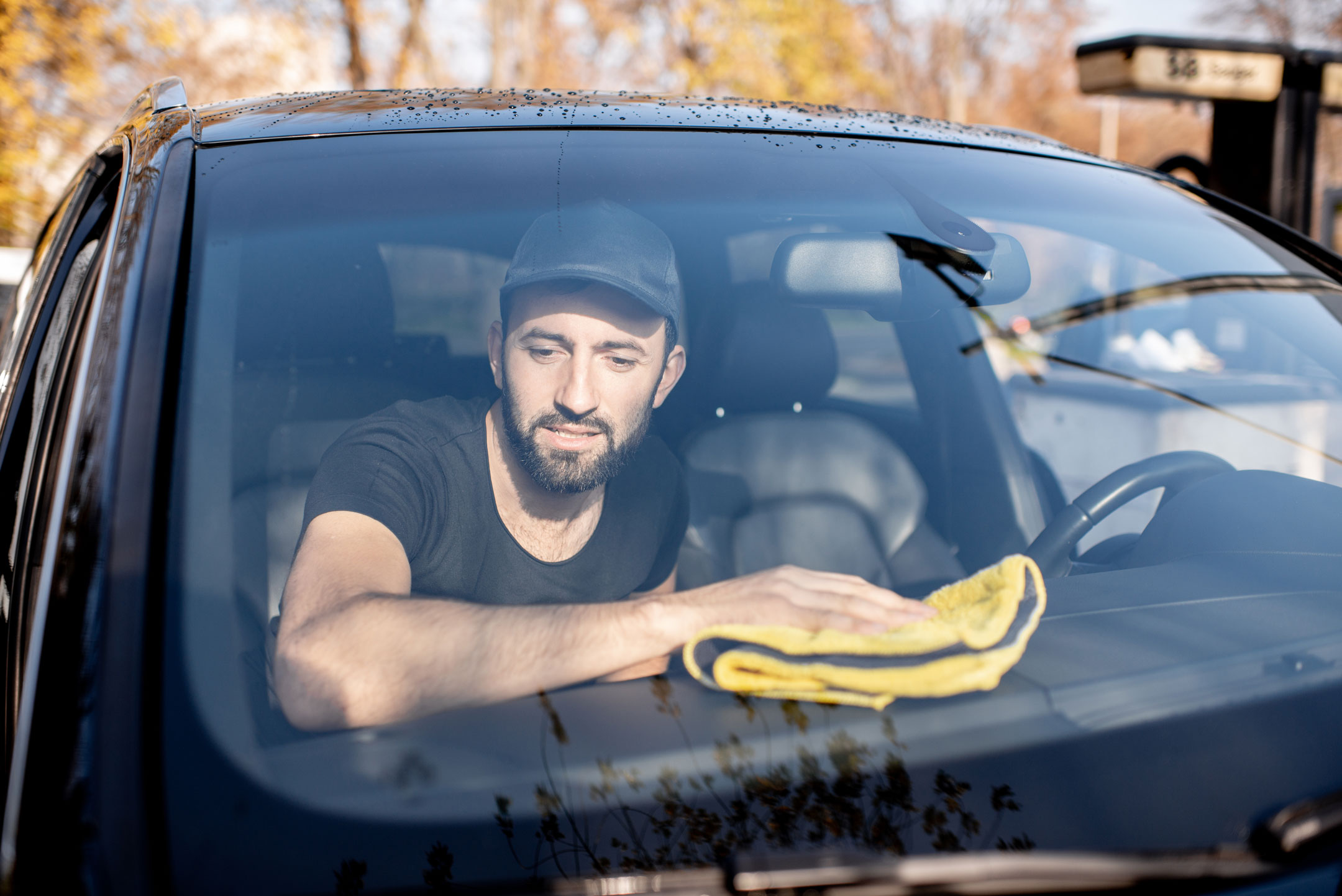 Comment bien nettoyer l'intérieur et l'extérieur du pare-brise et des vitres  de sa voiture